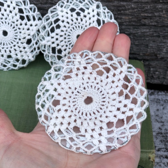 Set of 4 Lace and Glass crochet coasters delicate Boho white Shabby chic vintage - Picture 5 of 6